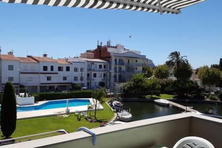 Port Sotavent 2C - Apartamento En La Marina De Empuriabrava - Piscina Comunitaria, - Parking - Vistas Al Canal - Cerca Centro Y Playa Extérieur photo